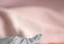 Co podolog robi z paznokciami