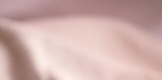 Co podolog robi z paznokciami